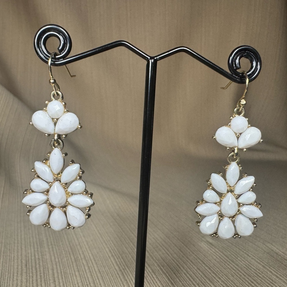 Vintage Avon Nina Ricci White Beaded Gold Tone Chandelier Drop Dangle Earrings